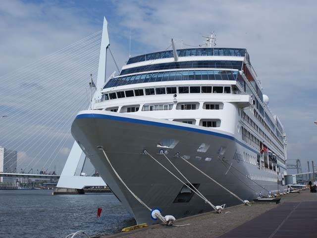 Cruiseschip ms Insignia aan de Cruise Terminal Rotterdam 